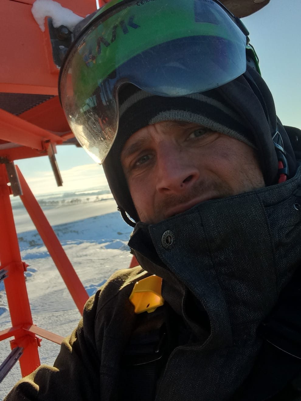 Selfie auf der Gondel einer Windkraftanlage bei winterlichen Bedingungen