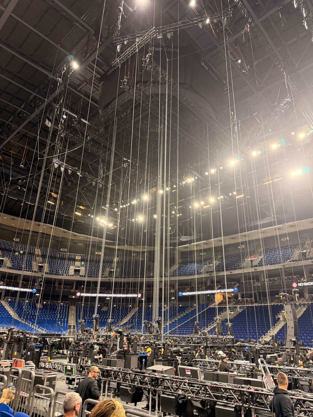 Rigging-Ausrüstung im Einsatz bei einem Konzert