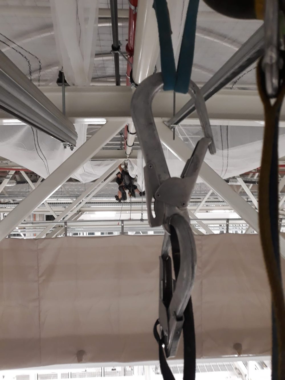 Riggingschäkel mit Kollegen bei der Arbeit an der Traverse