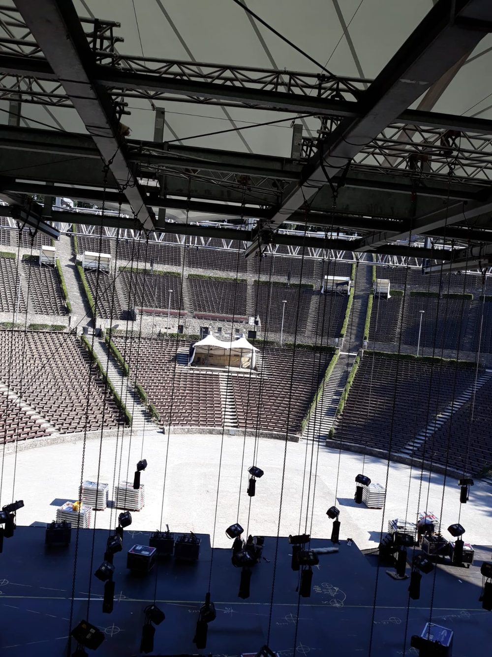 Blick über das Rigging eines Freiluftstadions