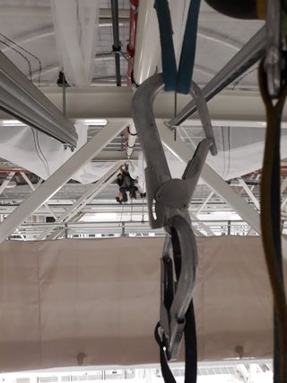 Riggingschäkel mit Kollegen bei der Arbeit an der Traverse