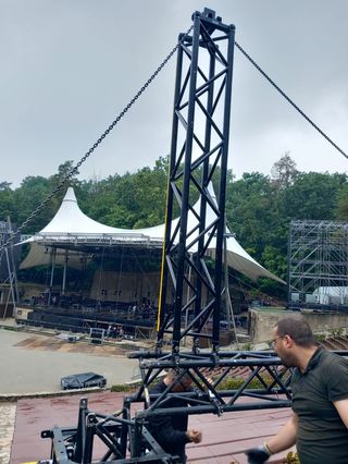 Aufbau eines Truss-Towers an einer Freilichtbühne