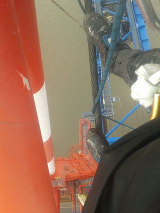 Pormenor em rapel entre a estrutura de um guindaste e um navio