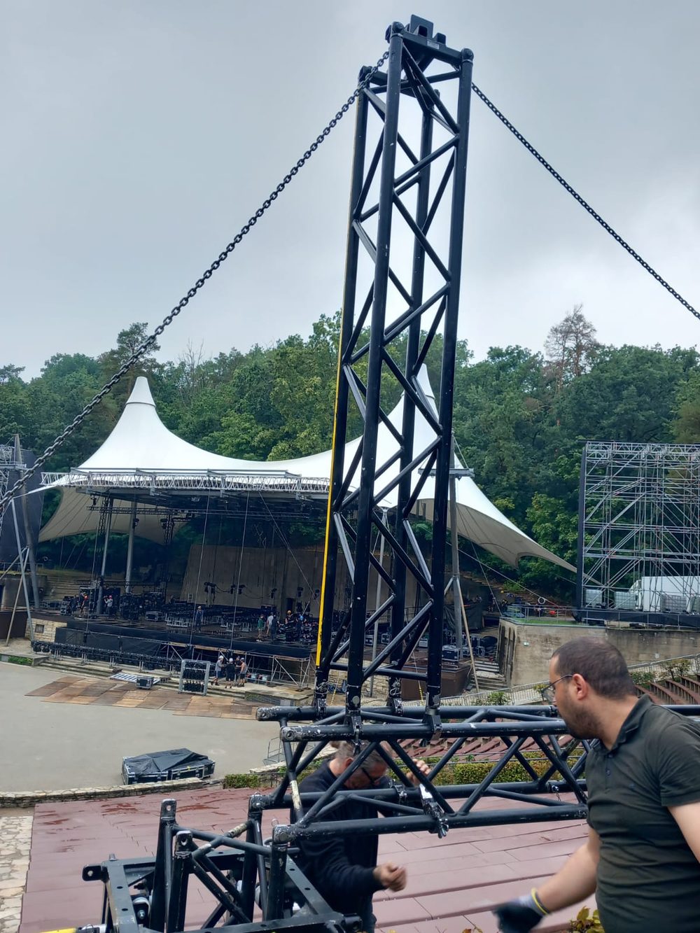 Montagem de uma torre de treliça num anfiteatro ao ar livre