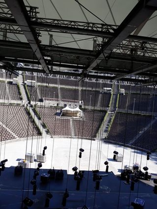 Vista sobre o rigging de um estádio ao ar livre