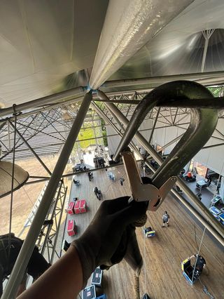 Montagem de treliça num trabalho de rigging para eventos